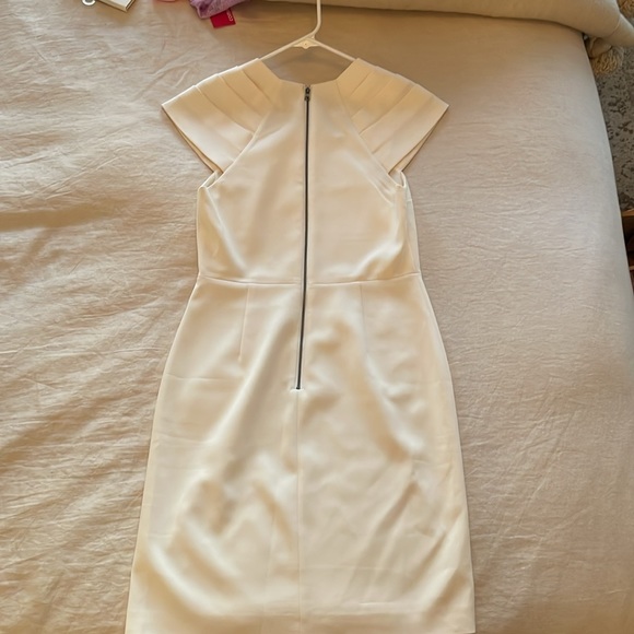 Alice + Olivia Kiro Pleated Should Sheath Dress Sz 6 Color Ecru - Picture 3 of 6